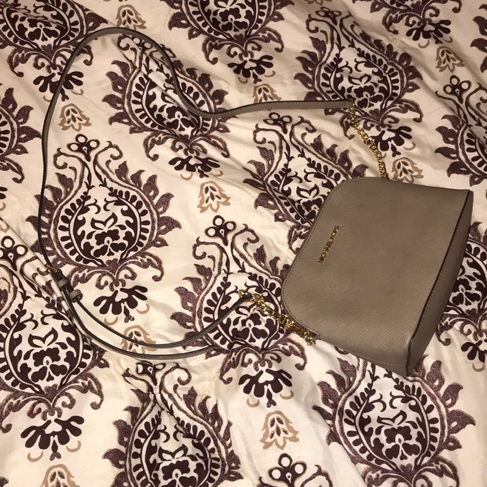 Michael kors authentic  cross body bag very cute